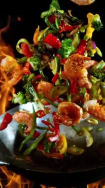 Uçan Asya Tavası Malzemelerinin Süper Yavaş Hareketi. Yüksek Hız Sinema Kamerasında Çekim