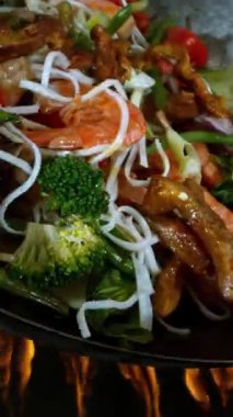 Uçan Asya Tavası Malzemelerinin Süper Yavaş Hareketi. Yüksek Hız Sinema Kamerasında Çekim