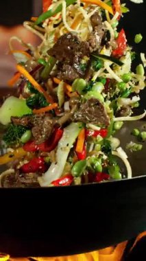 Uçan Asya Tavası Malzemelerinin Süper Yavaş Hareketi. Yüksek Hız Sinema Kamerasında Çekim