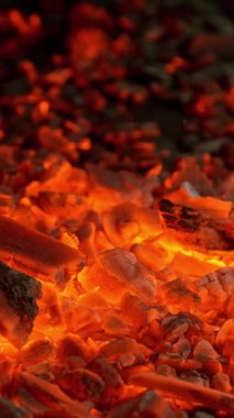 Uçan kıvılcımlı kızgın közlerin Süper Yavaş Hareketi. Yüksek Hız Sinema Kamerası 'nda 1.000 fp' de çekilmiştir.