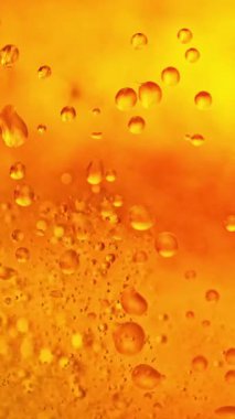 Süper yavaş çekimde makro bardakta bira, yakın çekim. Yüksek hızlı sinema kamerası, 1000 fps..