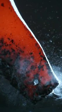 Demirci kızgın, dövülmüş metal parçayı suya koyar. Süper yavaş çekim, 1000 fps hızla yüksek hızlı sinematik kamerayla çekildi.