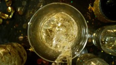 Kameranın hareketinin çok yavaş bir şekilde şampanya kadehine dönüşmesi. Su altı makro mercekli eşsiz bir açı. Kutlama ve başarı kavramı. Yüksek hızlı sinema kamerası, 1000 fps.