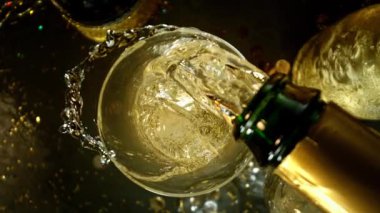Kameranın hareketinin çok yavaş bir şekilde şampanya kadehine dönüşmesi. Su altı makro mercekli eşsiz bir açı. Kutlama ve başarı kavramı. Yüksek hızlı sinema kamerası, 1000 fps.