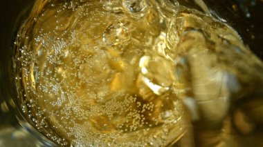 Şampanyayı flüte dökmenin dondurucu hareketi. Kutlama ve başarı kavramı.