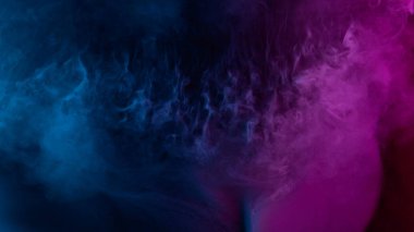 Atmosferik duman, soyut neon rengi arkaplan, yakın plan.