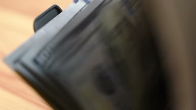 100 ABD dolar faturaları Döviz Alım Counter makinede sayma. Ağır çekim etkisi.