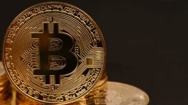 Altın Bitcoin Cryptocurrency yığını. Sanal sikkeleri. Aşırı yakın
