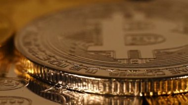 Birçok gümüş ve altın sanal Bitcoins paralar. İş kavramı. Aşırı yakın