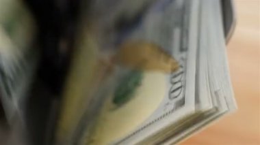 Para sayma para 100 ABD Doları sayıyor. Ağır çekim etkisi.