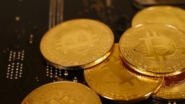 Gouden Bitcoin Cryptocurrency Moederbord Van Computer Close — Stockvideo