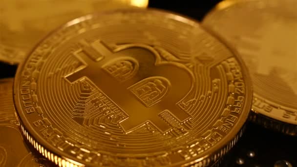 Χρυσή Bitcoins Χρήματα Νέο Εικονικό Νόμισμα Κοντινό Πλάνο — Αρχείο Βίντεο