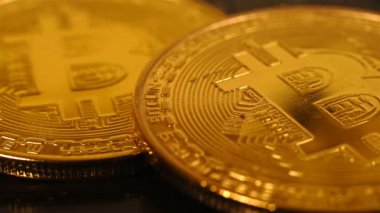 Bilgisayar devre kartı üzerinde altın Bitcoin paralar. İş kavramı. Aşırı yakın