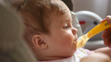 Anne Genç çocuğunu kaşık lezzetli yemegi ile beslenir.