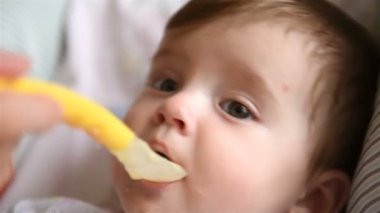 Annem genç çocuğunu spoon-feeds. yakın çekim