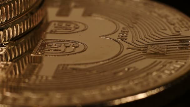 Extrem Närbild Många Silver Och Golden Virtuella Bitcoins Affärsidé — Stockvideo