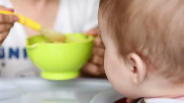 Mamá Alimenta Bebé Con Una Cuchara Cerca — Vídeo de stock