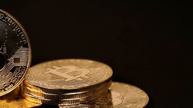 Birçok gümüş ve altın sanal Bitcoins paralar. İş kavramı. Aşırı yakın