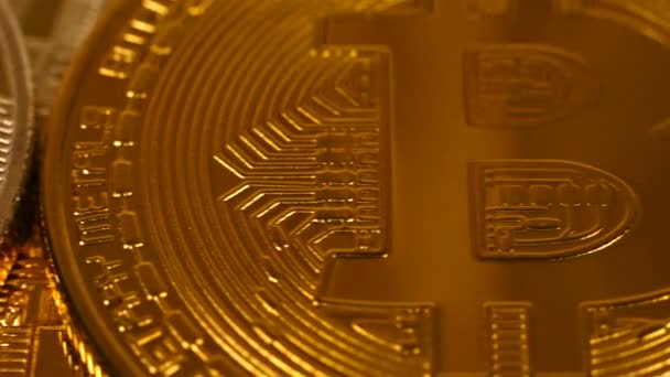 황금과 Bitcoin Cryptocurrency 클로즈업 — 비디오