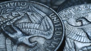 Çeyrek ABD Doları yığını bozuk paralar. Yakın çekim