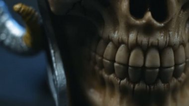 Boynuzları olan Metal kask içinde bir insan kafatası üzerinde ayrıntılı kapatın