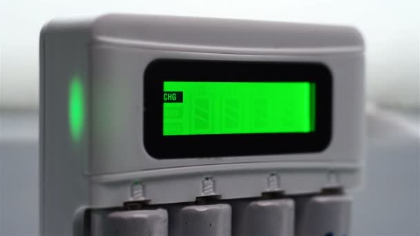 バッテリー充電プロセス チャンネルのバッテリーインジケーターと緑色の画面 クローズ アップ — ストック動画