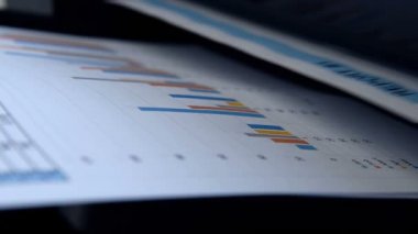 İş raporu ve yatırım grafikler Office yazıcıda yazdırılır. Yakın çekim