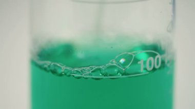 Yeşil örnek ile tüp. Tıbbi araştırma kavramı