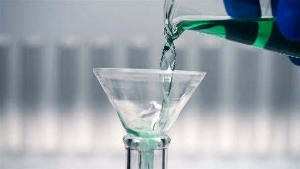 科学者は 試験管から緑の液体を注ぐ 科学と医学研究のコンセプト — ストック動画