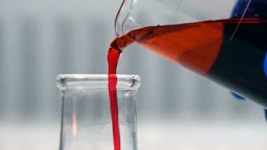 Laboratuvar deney Test tüpleri için kimyasal sıvı düşürme ile bilim adamı elinde. Bilim ve Tıp araştırma kavramı
