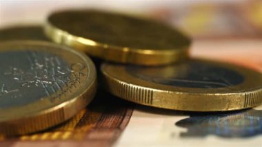 Altın Euro sikke ve Euro banknot. İş kavramı