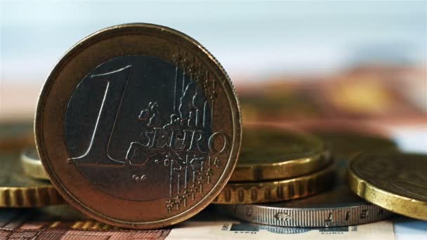 Ein Euro Münze Auf Einem Stapel Vieler Euromünzen Und Banknoten — Stockvideo