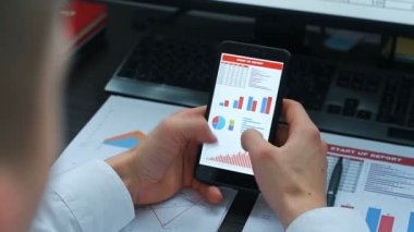 Yatırımcı borsa verileri cep telefonu ekran üzerinde kontrol