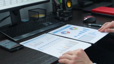 Yatırımcı yatırım grafikler veya pazarlama planlarını analizi. Ağır çekim etkisi.