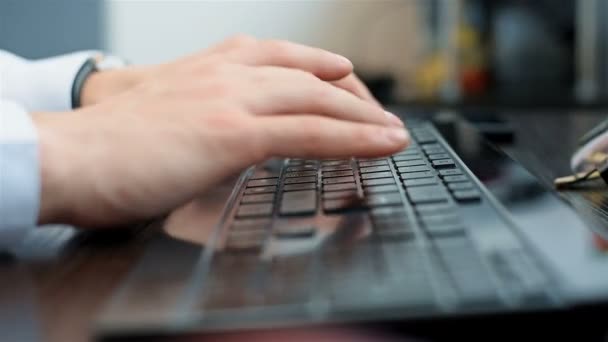 Geschäftsmann Sitzt Büro Und Tippt Auf Der Tastatur Nahaufnahme — Stockvideo