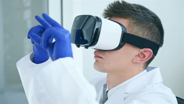 Мужчина Врач Очках Виртуальной Реальности Больнице Концепция Исследования Медицинских Технологий — стоковое видео