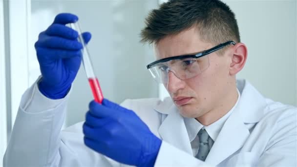 Beyaz Önlük Kırmızı Örnek Test Tüpü Tutan Laboratuar Işçisi — Stok video