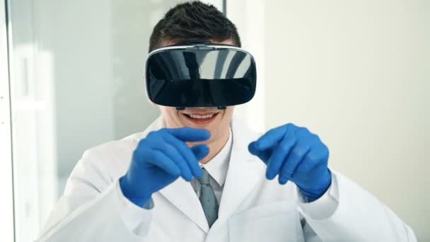 Scienziato Maschio Realtà Virtuale Occhiali Laboratorio Concetto Tecnologia Medica — Video Stock