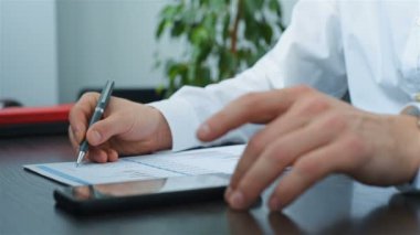 Yatırımcı iş raporu ile ticaret. Yatırım ve finansal kavramı. Ağır çekim etkisi.