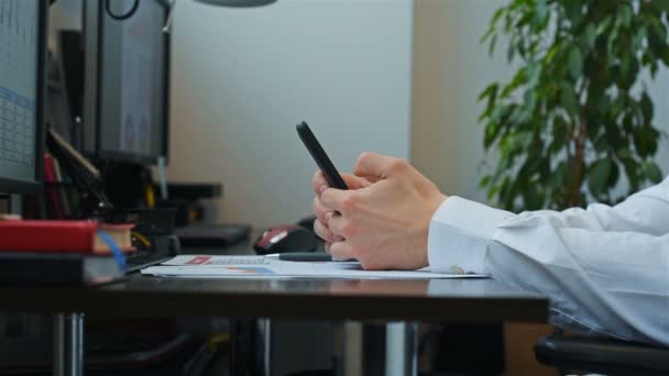 Comerciante Sentado Escritório Usando Telefone Móvel Análise Economia Dados Gráfico — Vídeo de Stock