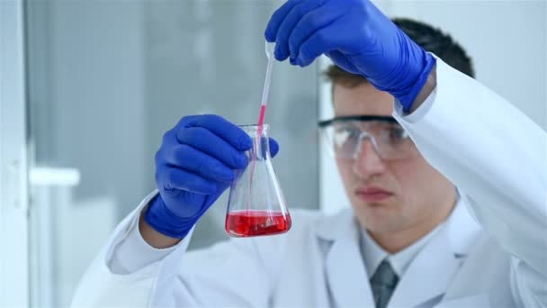 Wetenschapper Beschermende Bril Blauwe Handschoenen Vallen Rode Vloeibare Stof Kolf — Stockvideo