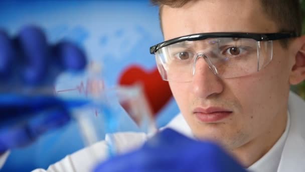 Wissenschaftler Mit Schutzbrille Untersucht Probe Reagenzglas Zeitlupeneffekt — Stockvideo