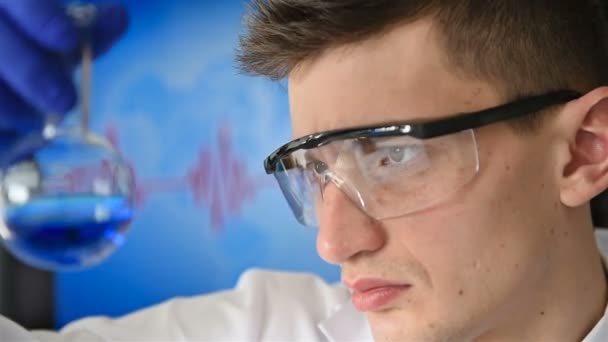 Científico Hombre Gafas Protectoras Estudia Muestra Tubo Ensayo Primer Plano — Vídeo de stock