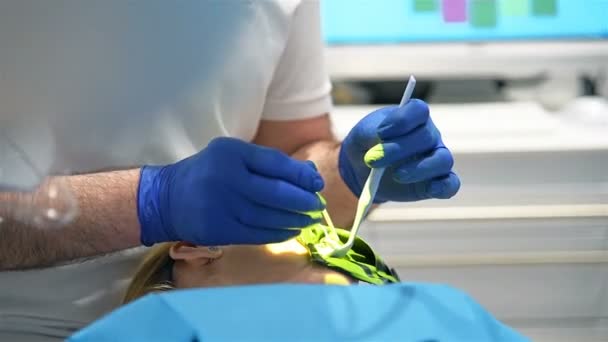 Dentista Uniforme Realiza Operación Implante Dental Paciente Oficina Odontología Primer — Vídeo de stock