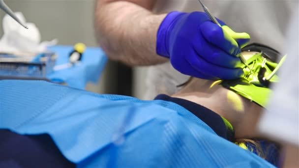 Ортодонт Працює Помічником Лікування Пацієнта Сучасній Стоматологічній Клініці Повільний Ефект — стокове відео