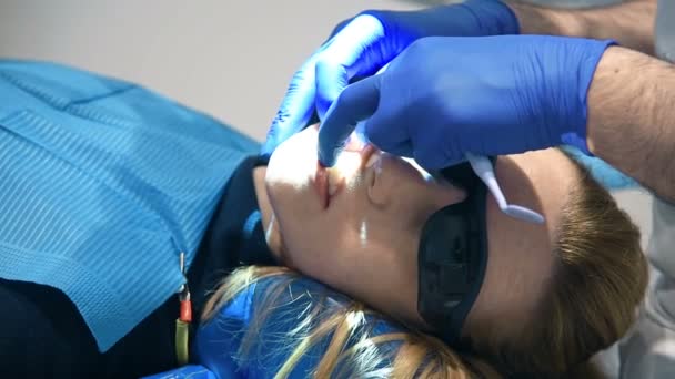 Schöne Junge Frau Mit Schwarzer Schutzbrille Beim Zahnarztbesuch Zeitlupeneffekt — Stockvideo