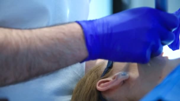 Patientin Mit Offenem Mund Während Der Mündlichen Untersuchung Nahaufnahme — Stockvideo
