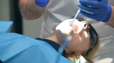 Modern Diş Kliniğinde Kadın HastaYı Tedavi Eden Diş Hekimi.