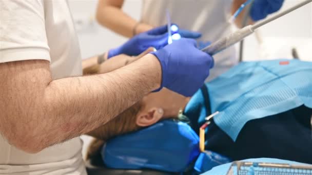 Dentista Enfermeira Fazendo Limpeza Profissional Dos Dentes Paciente Feminina Consultório — Vídeo de Stock