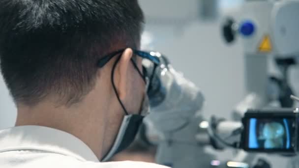 Modern Ofiste Diş Mikroskobu Kullanan Diş Hekimi Tıbbi Teknoloji Kavramı — Stok video